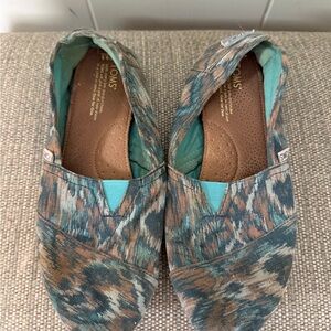 Toms Women's Green and Brown Patterned Flats